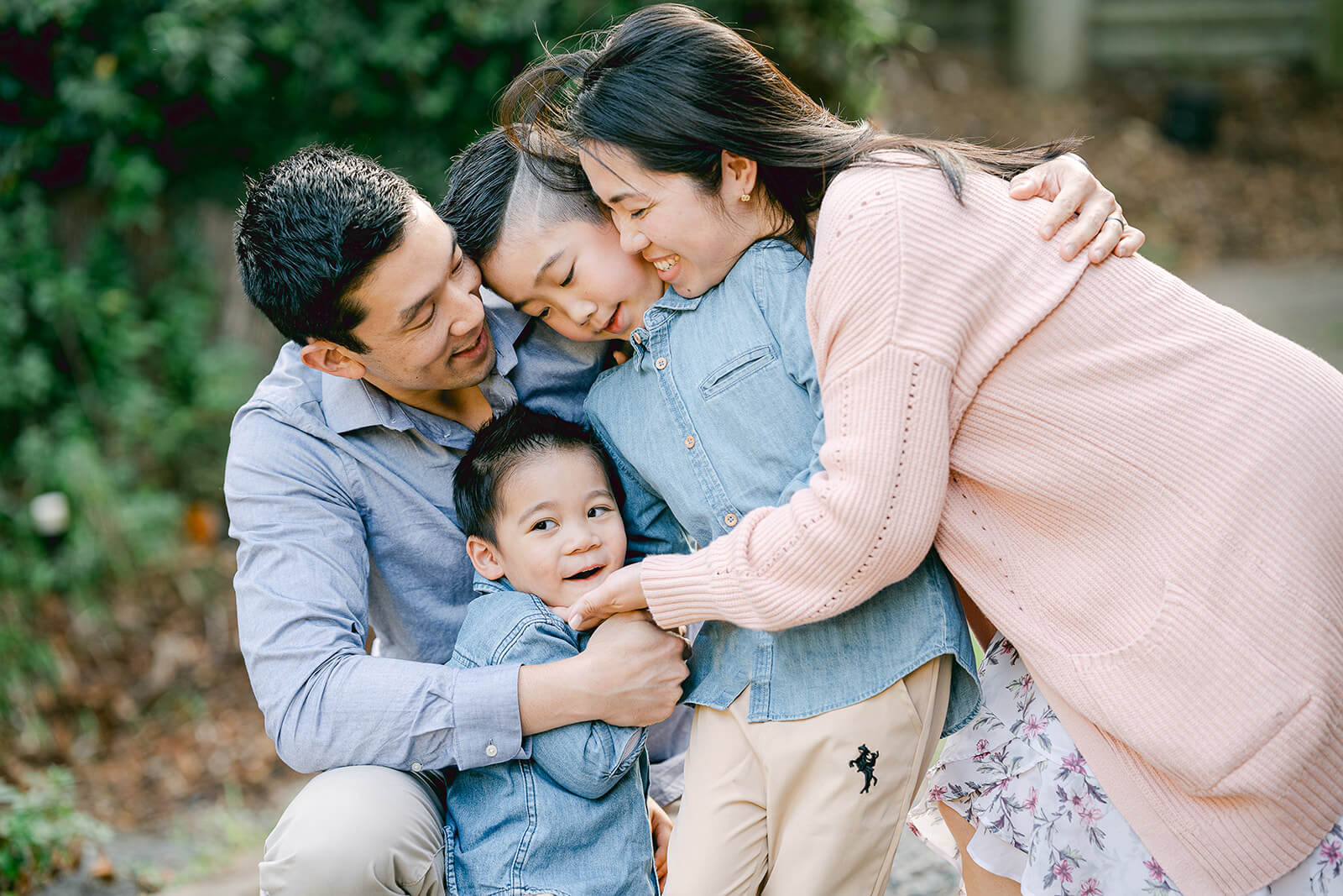 candid-family-cuddles-during-outdoor-family-outing