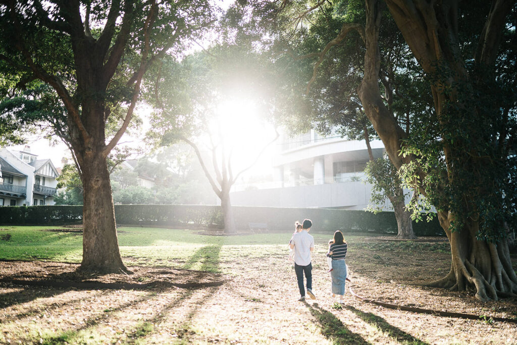 candid-family-walking-at-the-garden-in-golden-hour-lights